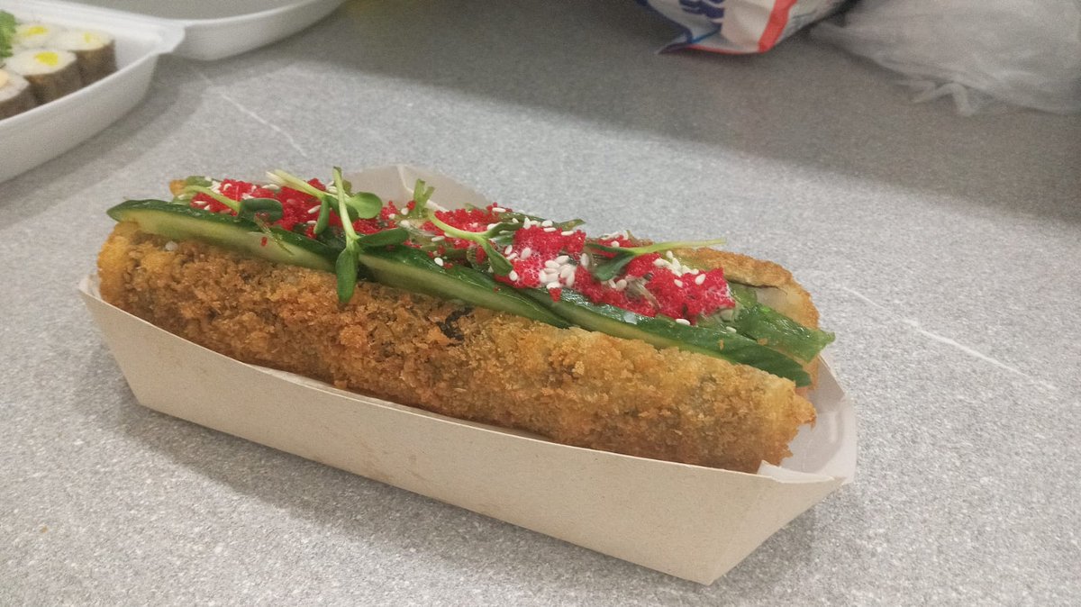 Суши дог с чукой и лососем